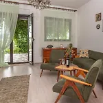 Apartamento Unique Beachfront With Garden & Grill, Near