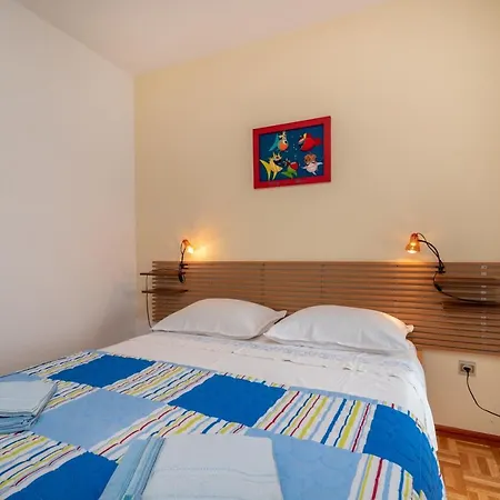 Apartman Unique Beachfront With Garden & Grill, Near Trogir
