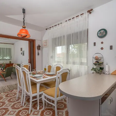 Apartman Unique Beachfront With Garden & Grill, Near