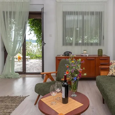 Apartman Unique Beachfront With Garden & Grill, Near *