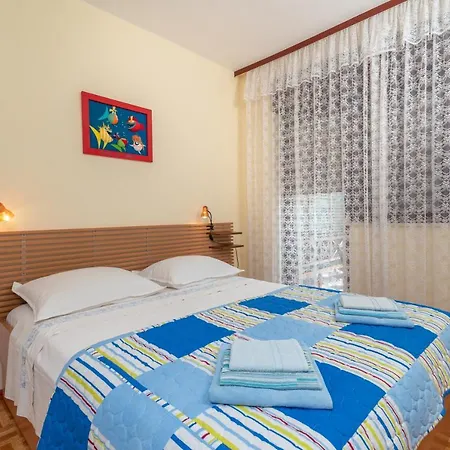 Apartment Unique Beachfront With Garden & Grill, Near