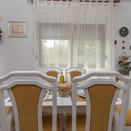 Apartman Unique Beachfront With Garden & Grill, Near
