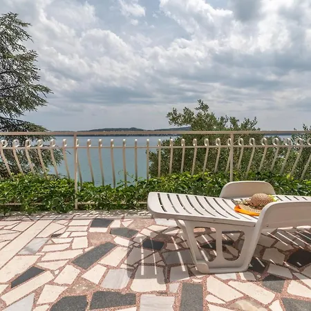 Unique Beachfront With Garden & Grill, Near Apartman *