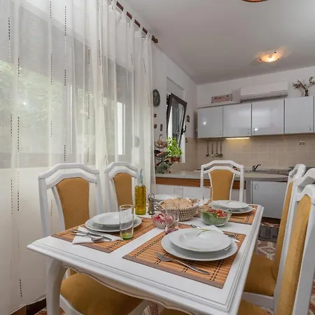 Unique Beachfront With Garden & Grill, Near *