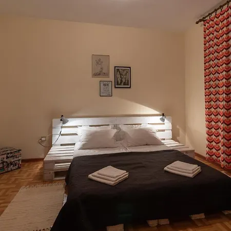 Apartman Unique Beachfront With Garden & Grill, Near