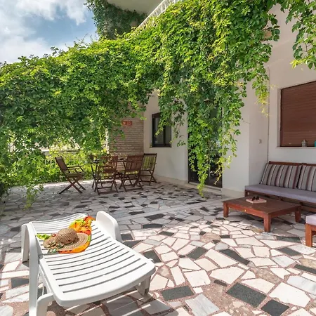 Unique Beachfront With Garden & Grill, Near Apartman Trogir
