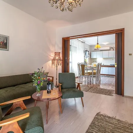 Apartman Unique Beachfront With Garden & Grill, Near Trogir