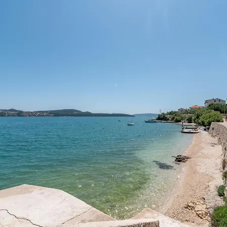 Apartman Unique Beachfront With Garden & Grill, Near Trogir