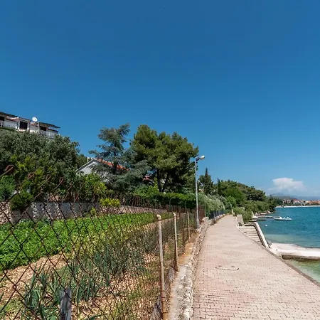Apartmán Unique Beachfront With Garden & Grill, Near Trogir