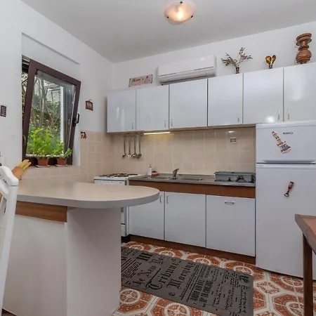 Unique Beachfront With Garden & Grill, Near Apartmán *