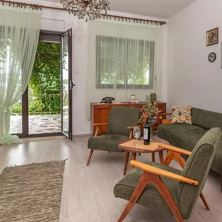 Apartment Unique Beachfront With Garden & Grill, Near