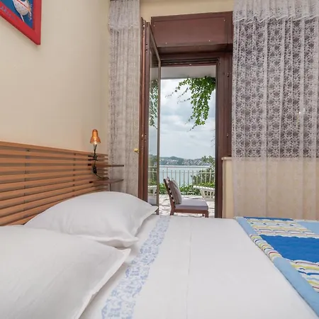 Unique Beachfront With Garden & Grill, Near Apartman *