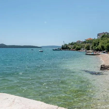 Unique Beachfront With Garden & Grill, Near Apartman